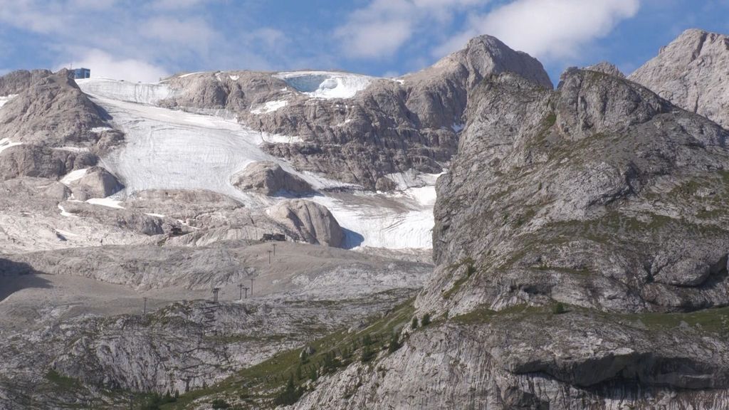 Sulla Marmolada abbracci di commozione fra i parenti delle vittime della tragedia dello scorso anno