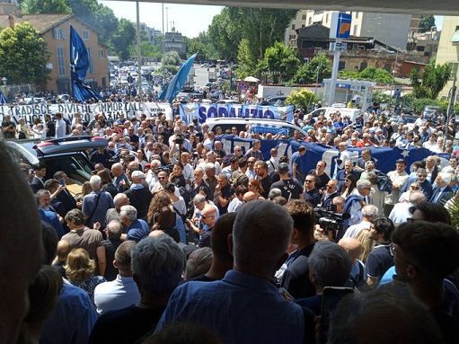 In migliaia per l’ultimo saluto alla bandiera della Lazio Vincenzo D’Amico