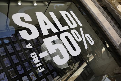 Saldi, Confesercenti: entro domani 10 mln italiani a caccia sconti