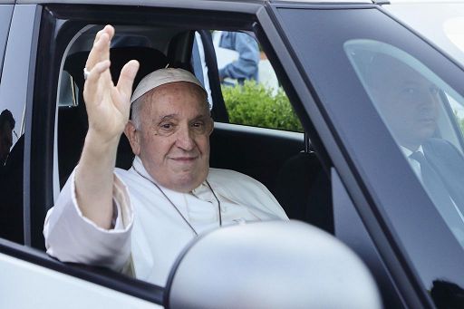 Il Papa: le stragi in mare di migranti sono la vergogna della società