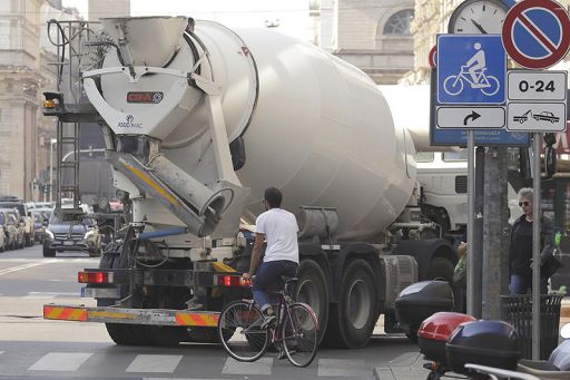 Milano vietata a mezzi pesanti senza sensori anti ‘angolo cieco’