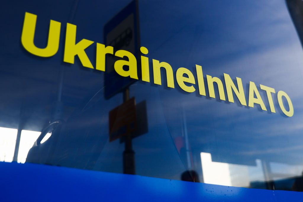 Stoltenberg: Kiev nella Nato quando gli alleati saranno d’accordo. Zelensky: de facto già membri, vi difendiamo
