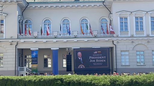 A Vilnius in coda per chilometri per ascoltare Biden in Università