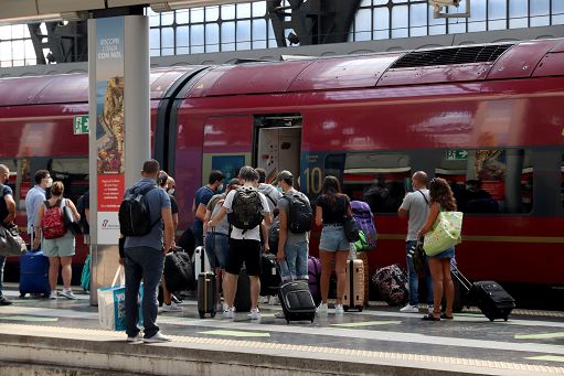 Sciopero dei treni dimezzato, finisce alle 15 di oggi (Salvini precetta e i sindacati protestano)
