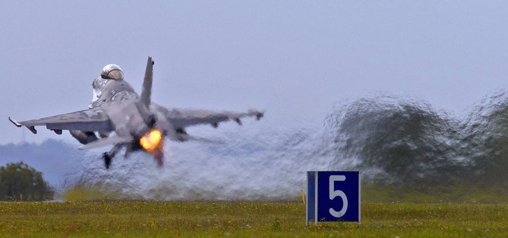 Lavrov: gli F-16 Usa all’Ucraina rappresentano una minaccia “nucleare” per Mosca