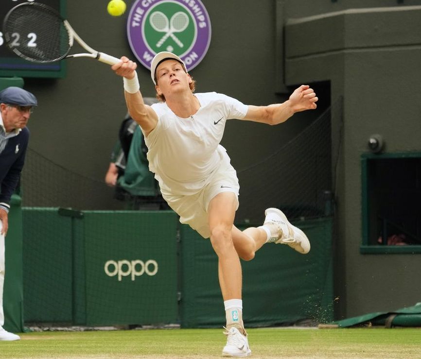 Tennis, Sinner ko in tre set: Djokovic in finale a Wimbledon