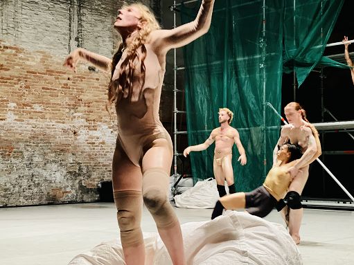 Biennale Danza, il Barocco e i corpi queer di Andrea Peña