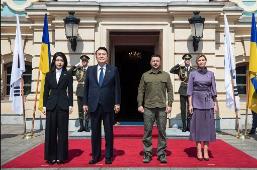 Incontro Zelensky-Yoon: discussi aiuti di Seoul a Kiev