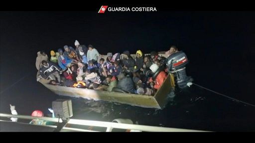 A Lampedusa è inarrestabile il flusso di arrivi di migranti