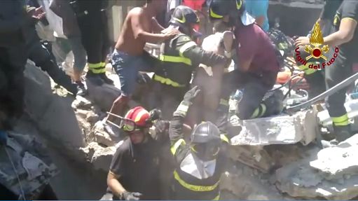 Crolla una palazzina a Torre del Greco, tre persone estratte vive