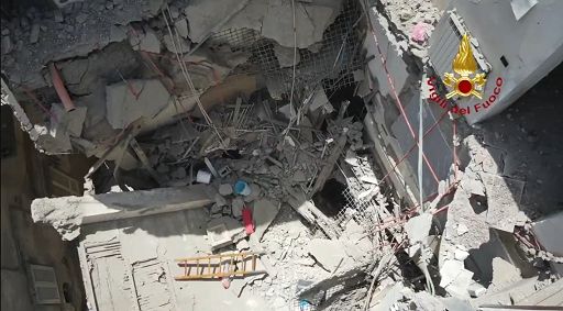 Quattro le persone estratte vive dalla palazzina crollata a Torre del Greco