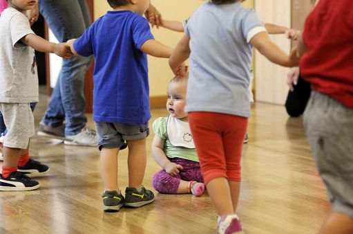 Ricerca, già a 13 mesi i bambini avvertono l’esclusione sociale
