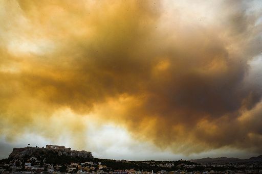 In Grecia i vigili del fuoco continuano la lotta contro gli incendi