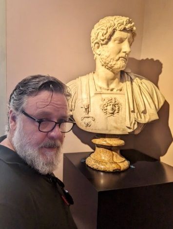 Russell Crowe a Firenze, attore in visita agli Uffizi