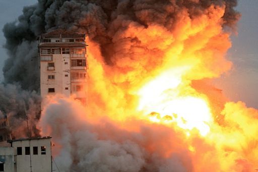 Il ministero della Salute di Gaza: bombe sull’ospedale, almeno 500 morti