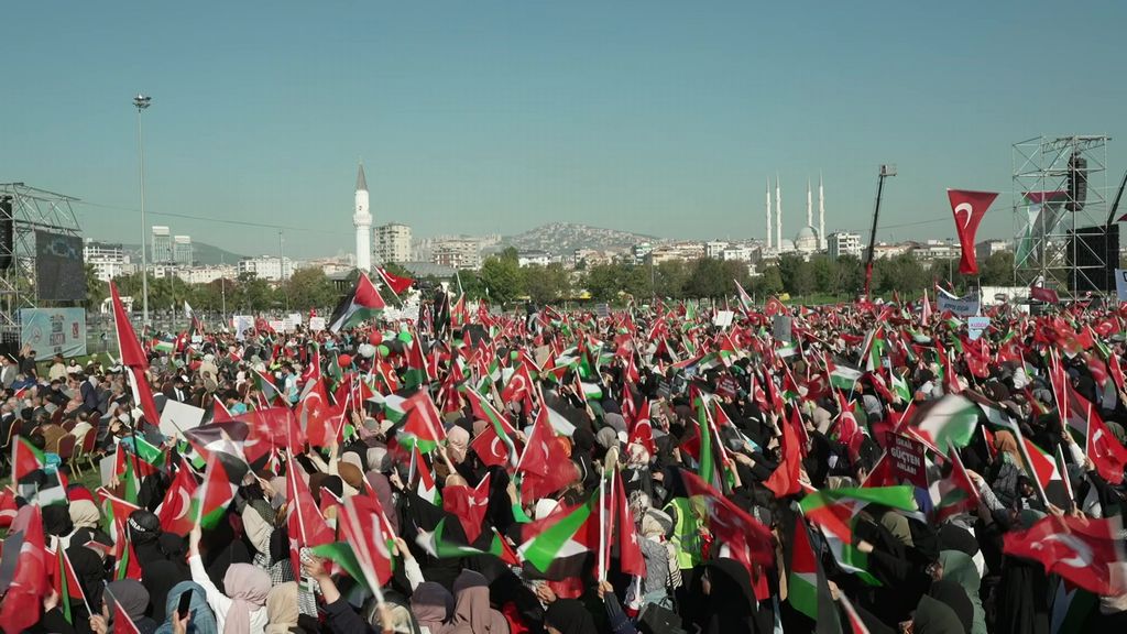 Gaza, proteste e scontri in Turchia e a Tunisi. L’Egitto proclama 3 giorni di lutto