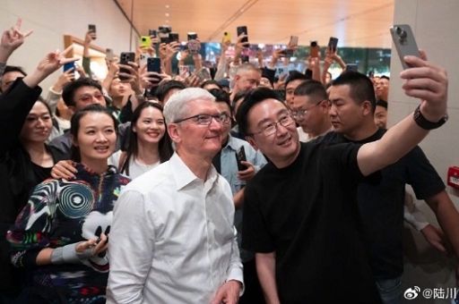 Apple, Tim Cook in Cina visita impianto del fornitore Luxshare