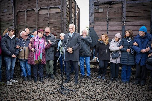 Shoah, Gualtieri depone corona a Muro fucilazioni di Auschwitz