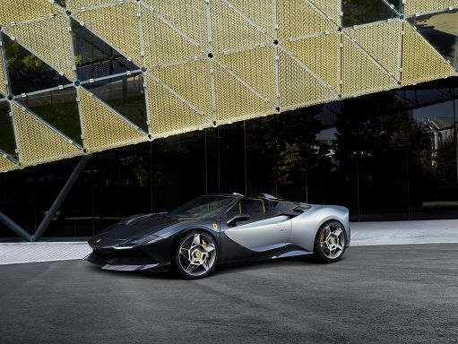 Ferrari SP-8, la nuova roadster one-off
