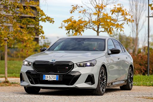 Bmw Serie 5, la berlina business si rinnova e diventa elettrica