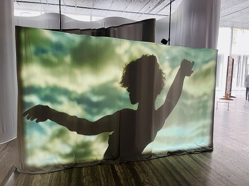 Paraventi in Fondazione Prada, storia segreta d’un oggetto d’arte