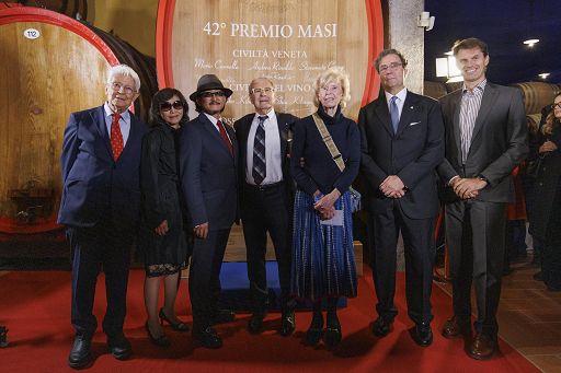 Vino, cerimonia Premio Masi: vincitori firmano botte di amarone