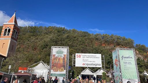 Acqualagna capitale del tartufo, celebri “annusatori” da Forlani a Fo