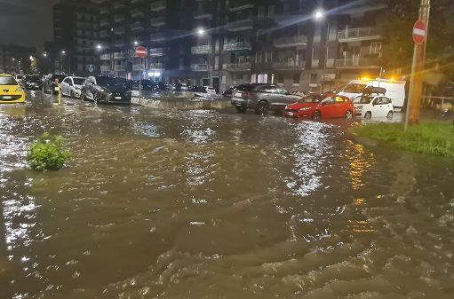 Violento nubifragio a Milano, esonda il fiume Seveso: alberi caduti, strade e sottopassi allagati