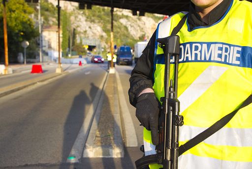 La polizia ha sparato a una donna velata a Parigi: “minacciava di farsi esplodere”