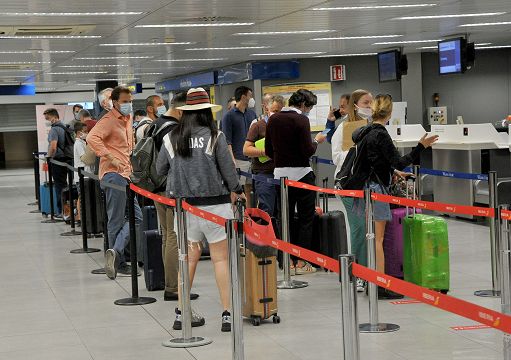 Fond. Migrantes: 94 mila cancellazioni per estero (2021), 45% donne