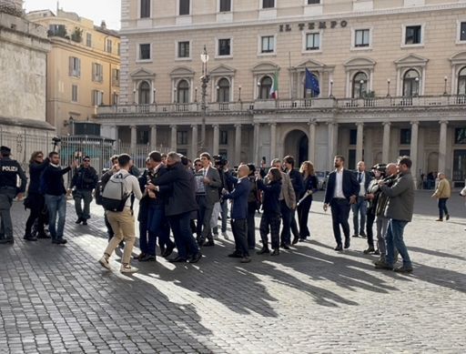 Carne sintetica, tensione davanti Chigi, Coldiretti vs deputati +Eu