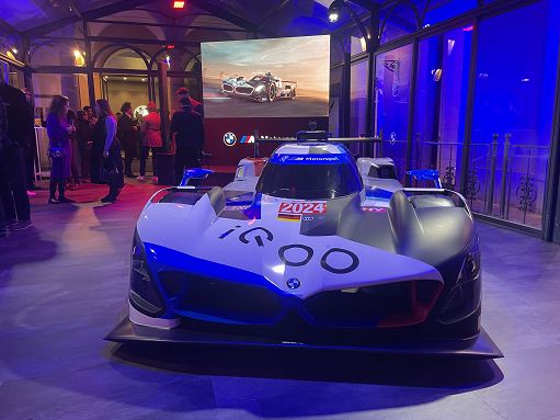 Bmw, motorsport protagonista nella “casa” di via Monte Napoleone