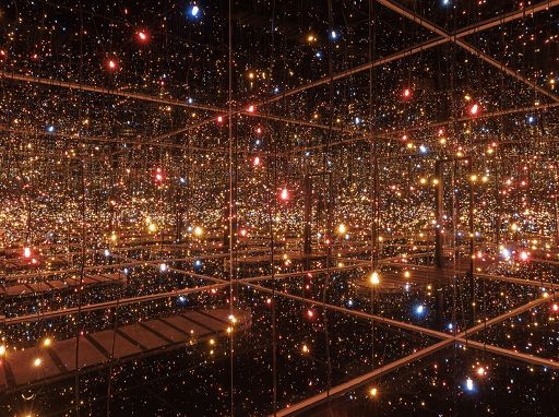Yayoi Kusama porta a Bergamo la poesia delle sue stanze infinite
