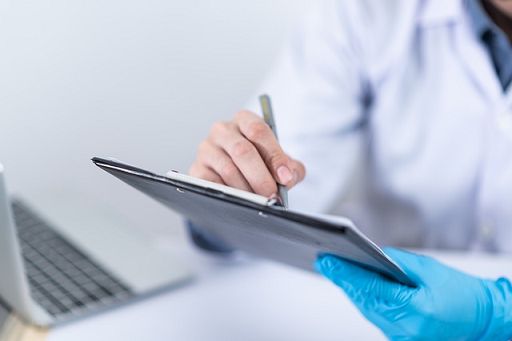 Indagine: un medico su tre “perde” fino a 3 ore al giorno al telefono