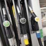 Carburanti, prezzi in calo: la benzina sotto 1,8 e/l, minimi 2023