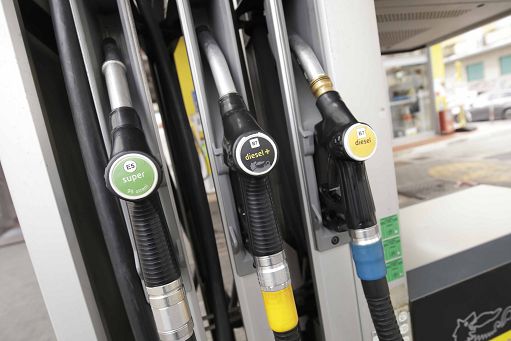 Carburanti, prezzi in calo: la benzina sotto 1,8 e/l, minimi 2023
