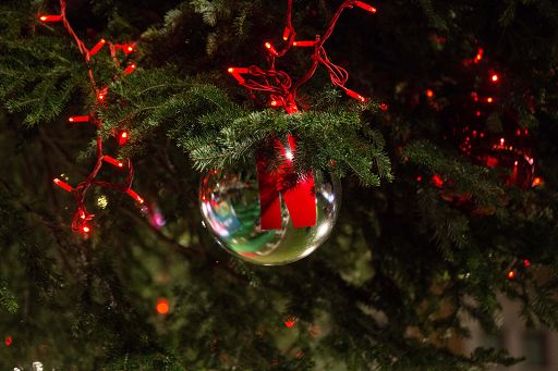Confcommercio: Natale 2023 senza pessimismo, spesa regali a 186 euro