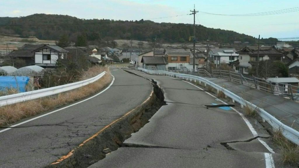 Sisma in Giappone, almeno 30 morti: si scava sotto le macerie