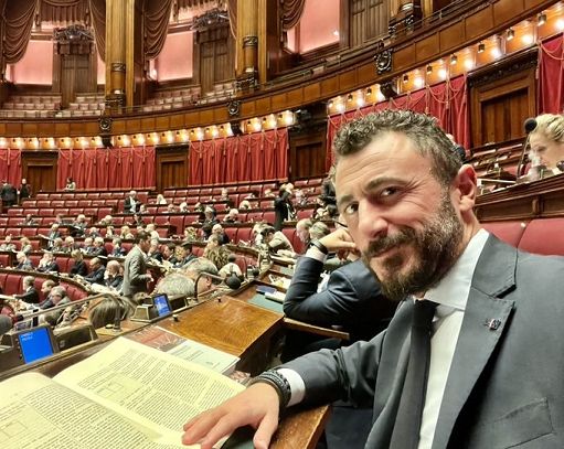 Il capogruppo di Fratelli d’Italia alla Camera Foti: Pozzolo sospeso dal gruppo di Fdi