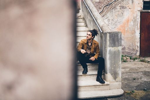 Mirkoeilcane presenta l’album “La musica contemporanea mi buttà giù”