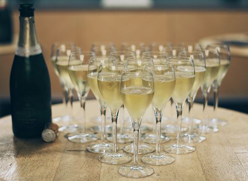 Nel 2023 lo Champagne frena: 299 mln di bottiglie, -8,3 sul 2022