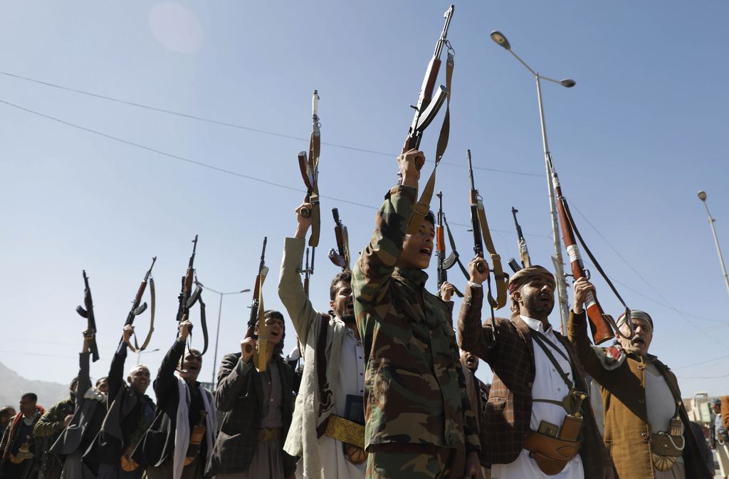 Medio Oriente, una nave greca è stata colpita da un missile al largo dello Yemen
