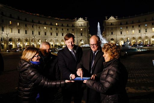 Roma, Gualtieri inaugura nuova illuminazione piazza della Repubblica