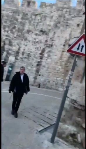 A Gerusalemme due ebrei sputano contro l’abate Nikodemus Schnabel
