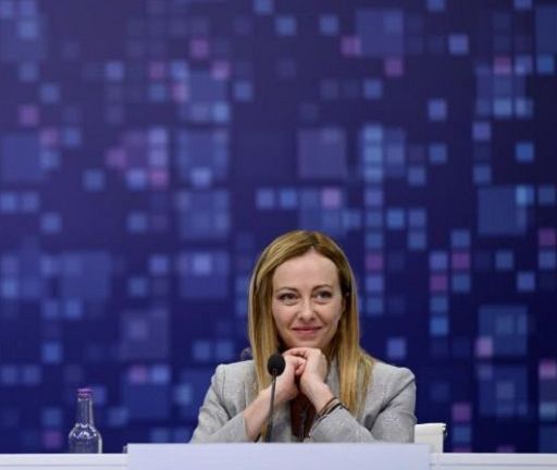 Meloni: l’intelligenza artificiale può spazzare via la classe media, servono regole