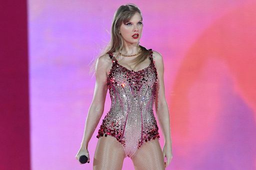 la 66esima edizione dei Grammy: diluvio, arresti ed il trionfo di Taylor Swift