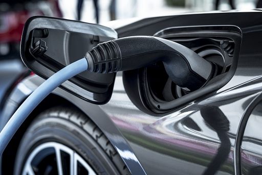 Auto, PwC: 2023 record per bev, su 2024 pesano diverse incognite