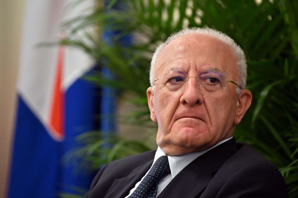 Governo, De Luca: sarà battaglia, non credete a questi farabutti