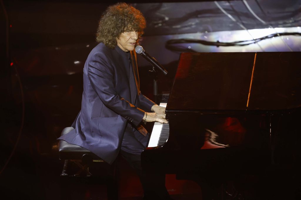 A Sanremo è la serata dei duetti e delle cover: emozioni e rock