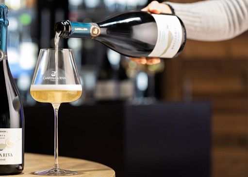 Vino, Cantina di Riva al via restyling linea Trentodoc “Brezza Riva”
